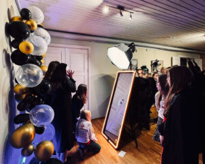 Peopeegel lõbusal Halloweeni peol noortekeskuses.