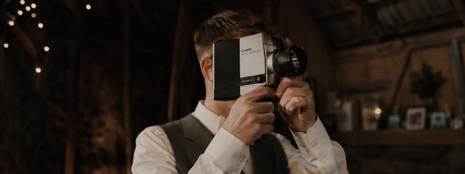 Nostalgiline foto ja video on tagasi. Peigmees hoidmas käes Super8 kaamerat.